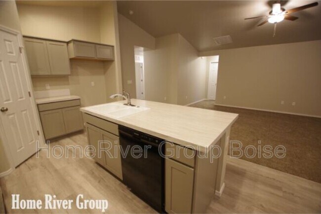 Building Photo - 1449 W Crooked River Dr