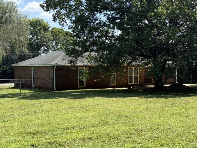 Building Photo - 111 Scarlet Oak Cir