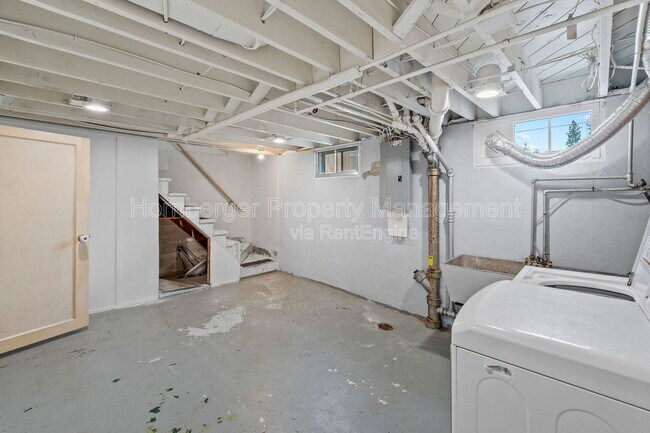 Building Photo - 807 E 40th Ave