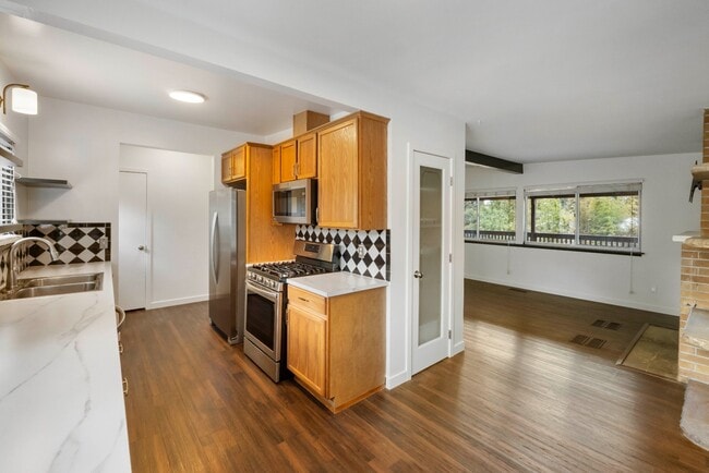 Building Photo - Spacious 5 Bedroom with Huge yard and 3 fireplaces