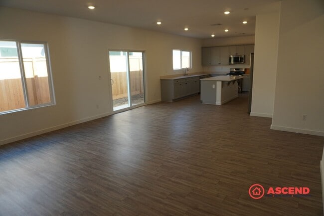 Building Photo - Beautiful 4-Bed Home in Shafter's Gossamer Grove Community – Solar Included!