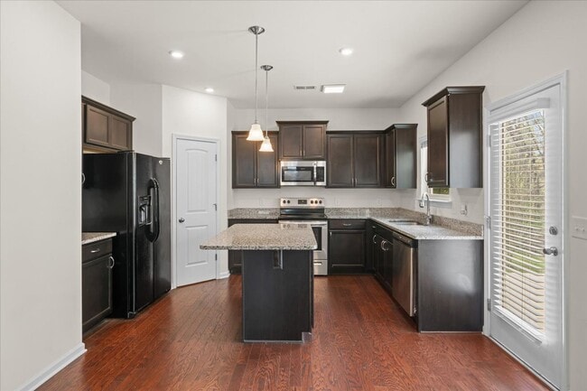 Building Photo - 1407 Red Hill Dr