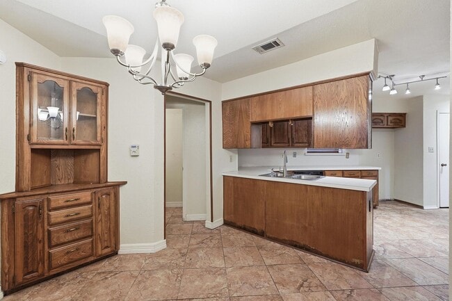 Building Photo - Charming 4 Bedroom 2.5 Bath Home In RISD!