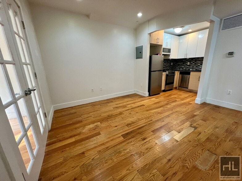 Building Photo - 2BR 1BA w/ Balcony & In Unit Laundry In Bushwick