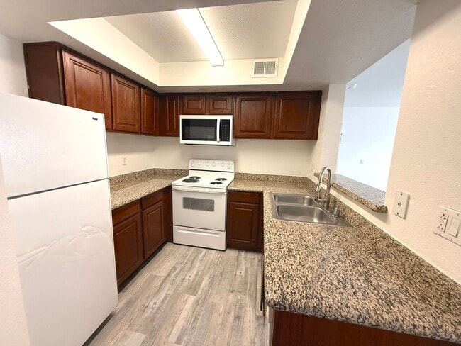 Building Photo - SPACIOUS 2BED/2BATH CONDO ON THE 2ND FLOOR