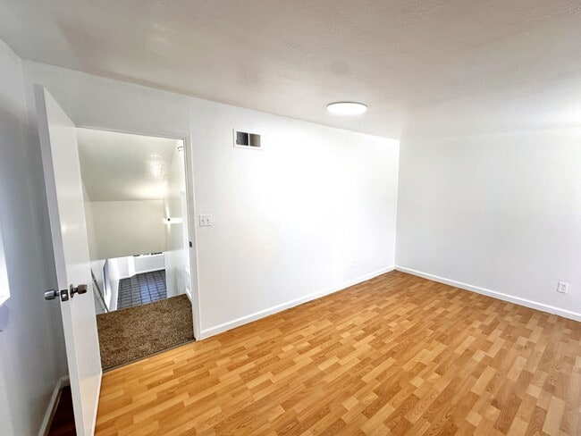 Building Photo - LARGE 4 BEDS 2 FULL BATHS HOUSE FOR RENT!