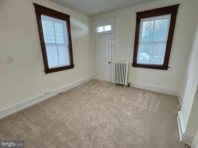 Building Photo - 112 E 3rd St