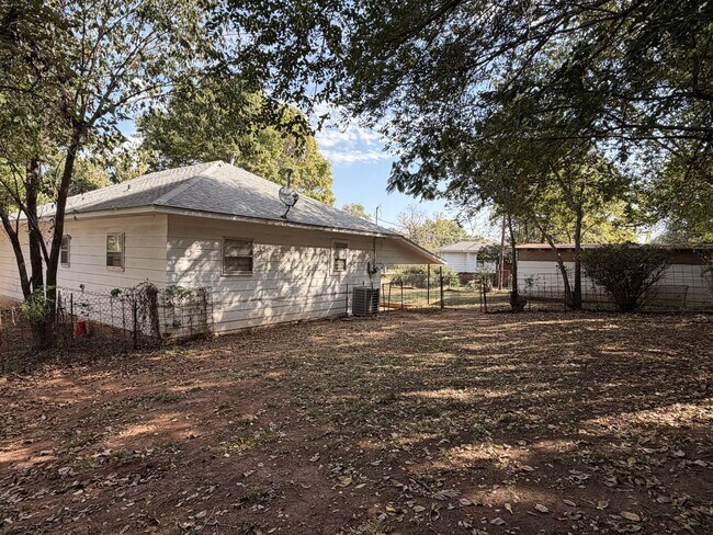 Building Photo - (3) Bed/(1) Bath in Purcell Avail NOWl!