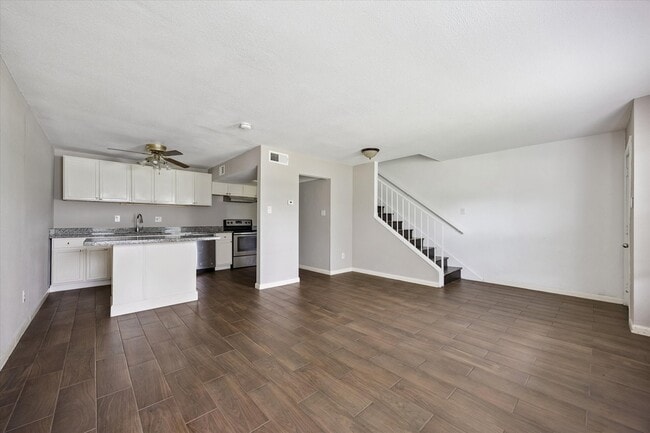 Building Photo - 768 Memorial Mews St
