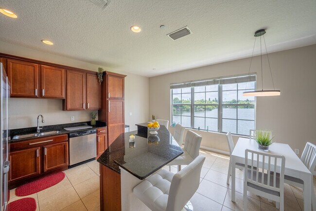 Building Photo - Town Home For Rent in Lake Brandon!