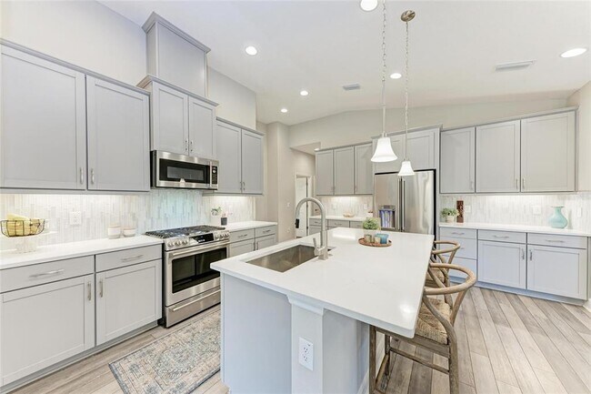 Building Photo - 12476 Oak Hill Way
