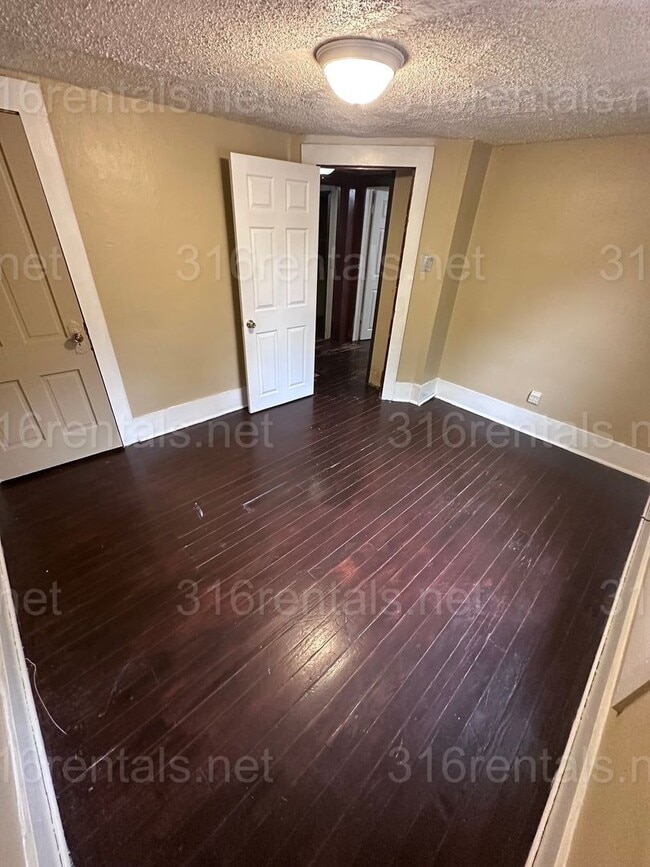 Building Photo - $995 - 3 bed 2 bath - Beautiful Home in De...