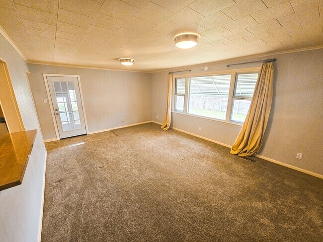 Building Photo - 5352 Crittenden Ave