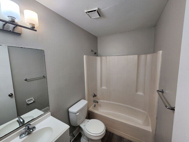 Building Photo - Housing Voucher Accepted -Upgraded 3 Bedroom 2 Bath - Minutes from Super Target and Publix