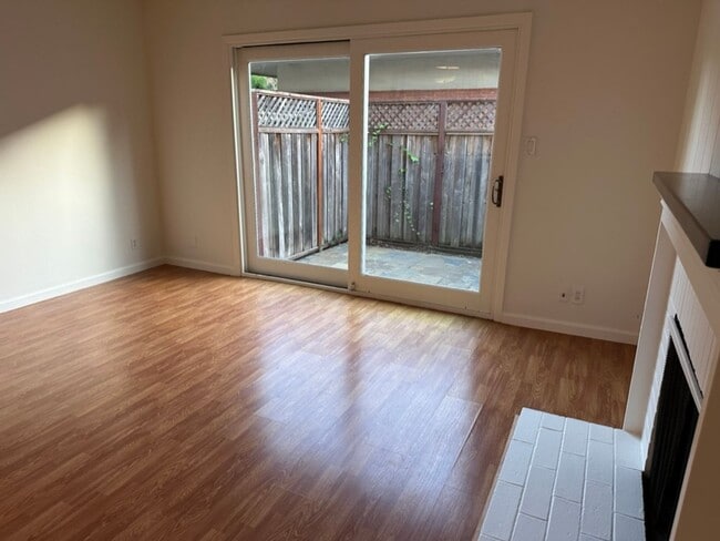 Building Photo - EPIC REA: 2 BR/1 BA Townhome w/ 1 Parking in Great Corte Madera