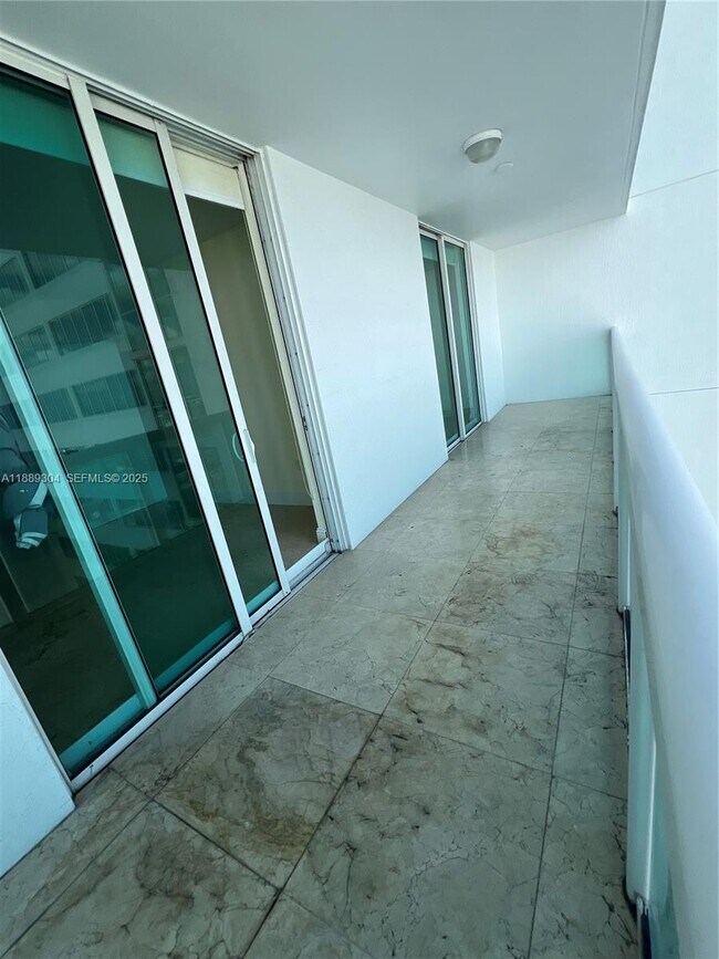 Building Photo - 1800 N Bayshore Dr