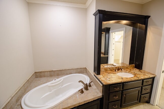 Building Photo - Luxury Living in Preston Manor