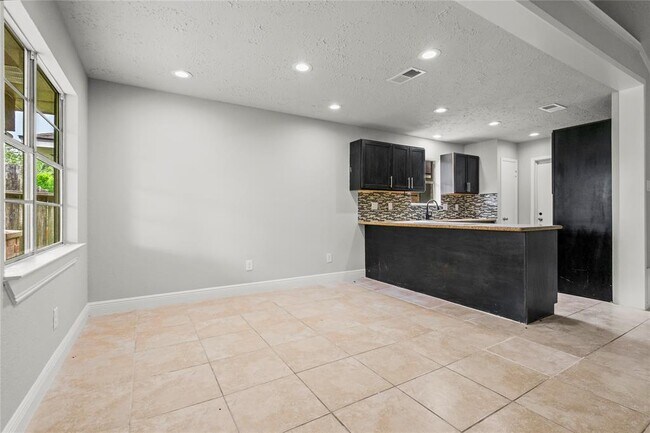 Building Photo - 16323 Maplemont Dr