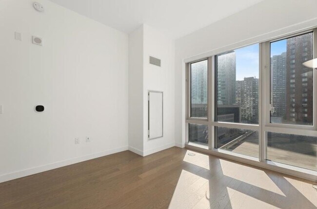 Building Photo - 75 Park Ln S