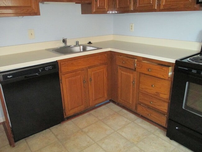 Building Photo - Bright and Cozy Two Bedroom Condo, One Blo...