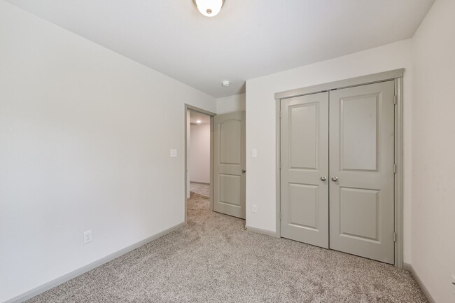 Building Photo - 914 Shady Ln