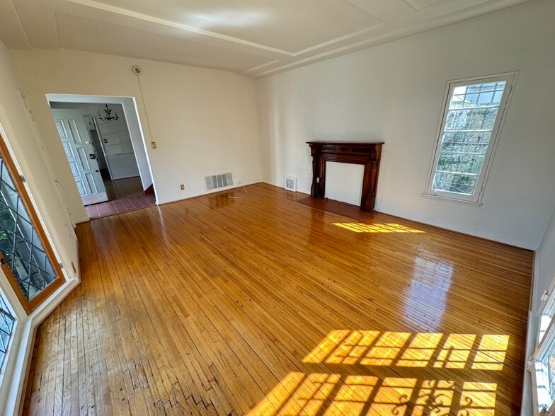 Building Photo - 422 S Detroit St