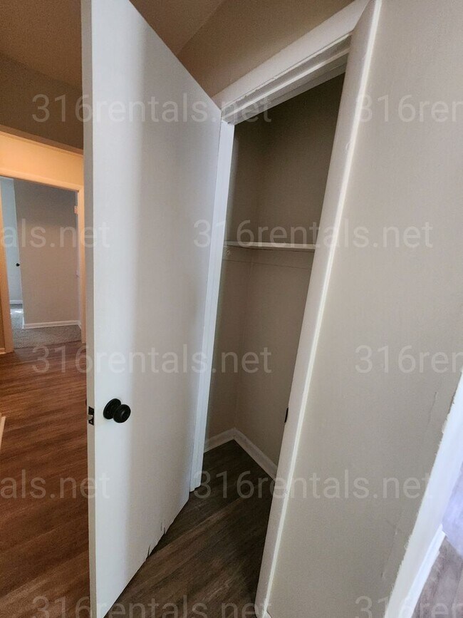 Building Photo - $1075 - 3 bedroom / 1 bathroom - Single Fa...