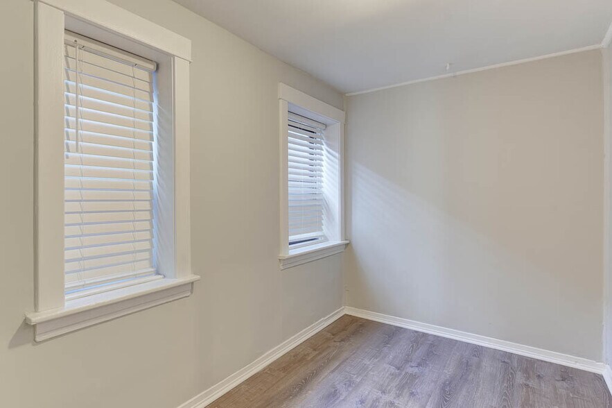 Building Photo - 2042 W Armitage Ave