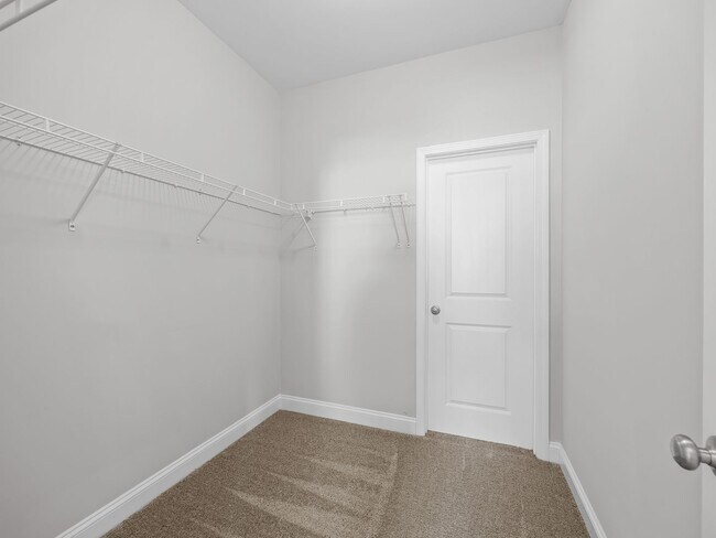 Building Photo - **MOVE IN SPECIAL! 50% off first month's rent!!** Spacious 4BR Townhouse with 2-Car Garage Near D...