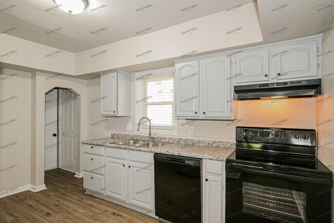 Building Photo - 529 La Motte Ln