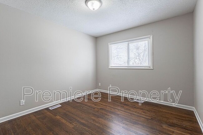 Building Photo - 1301 N Arrowhead Ridge