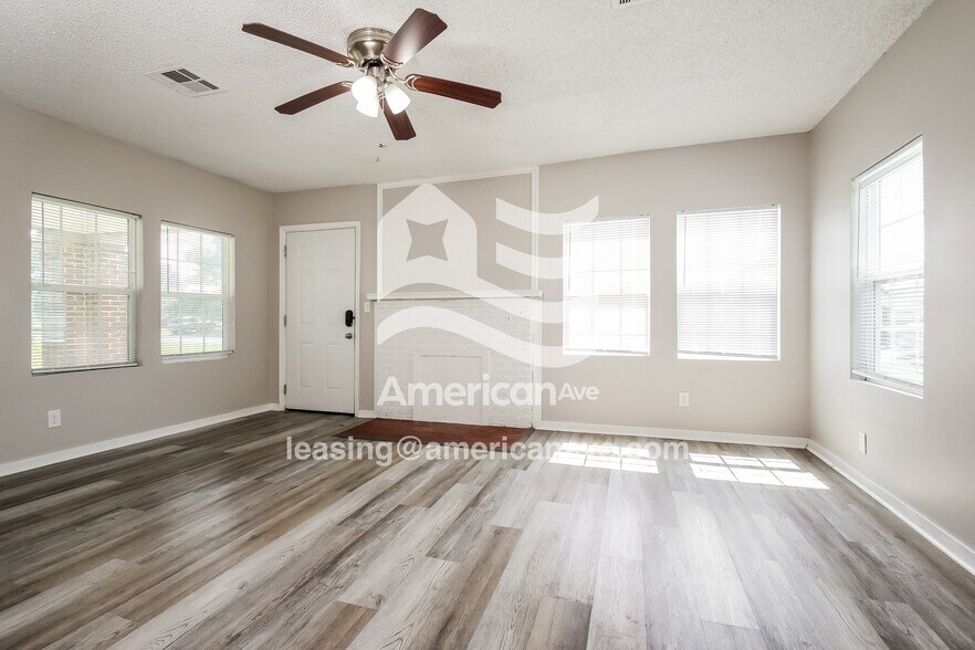 Building Photo - 210 E Will Rogers Blvd