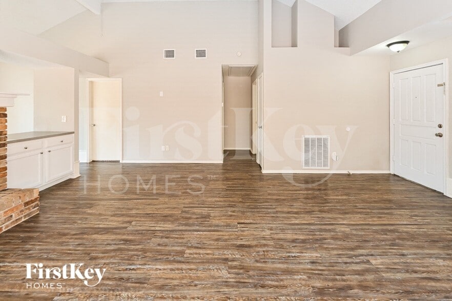 Building Photo - 11811 Meadowchase Dr