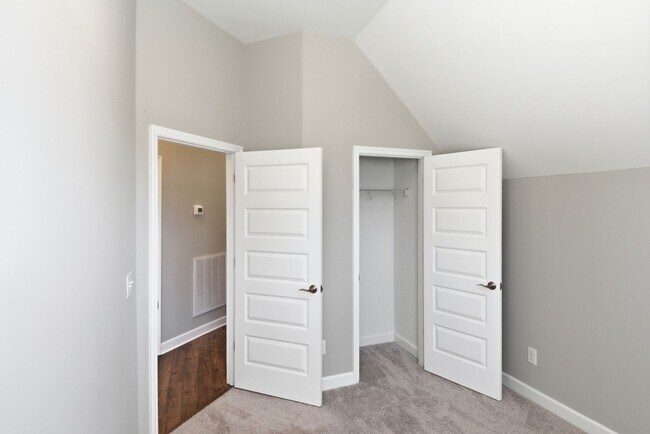 Building Photo - 632 Parkvue Pl Dr