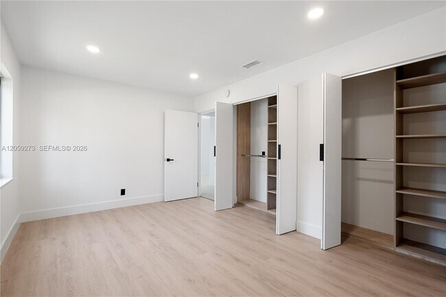 Building Photo - 1543 SW 1st Ave