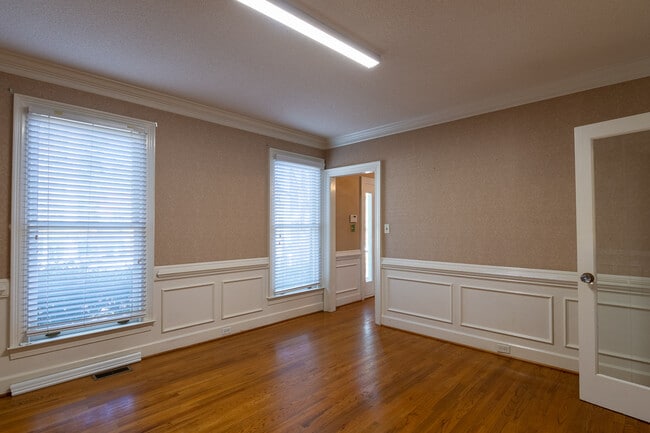 Building Photo - 4135 Knollcrest Cir N