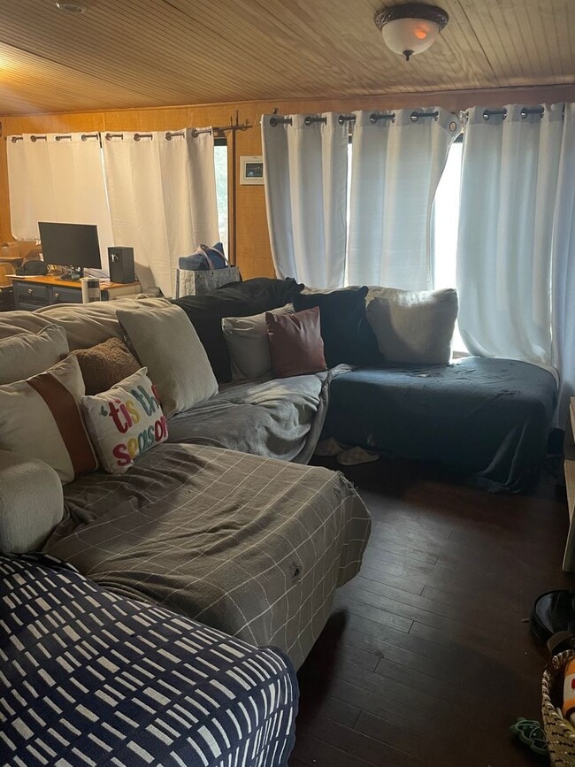 Building Photo - Beautiful 1Bedroom Bungalow next to Lake Hutchinson in Keystone Heights, FL