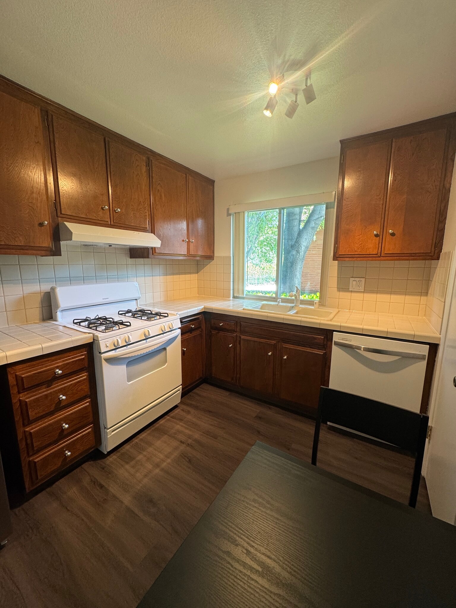 Building Photo - 31505 Lindero Canyon Rd