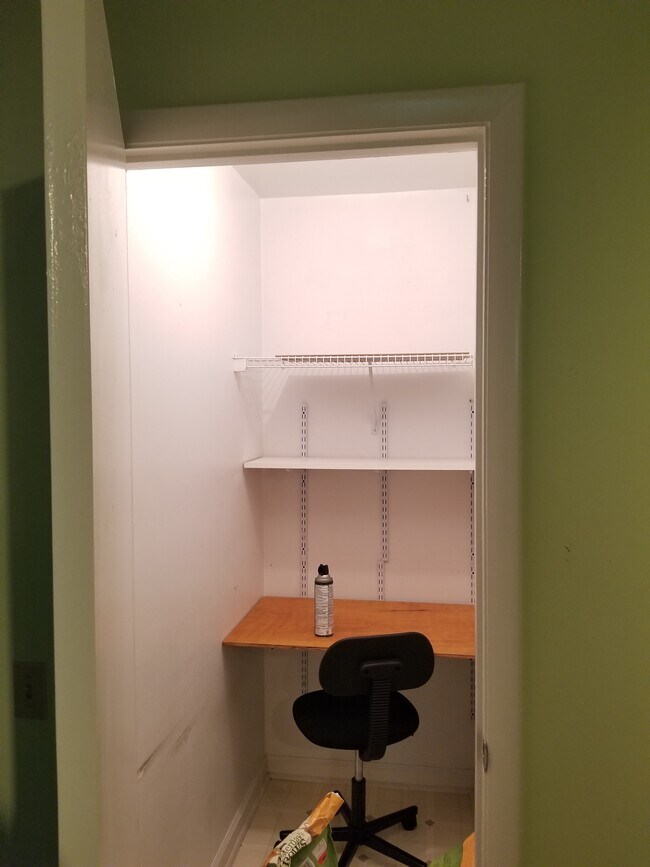 Bedroom #3 additional desk/storage space - 505 Sunridge Dr