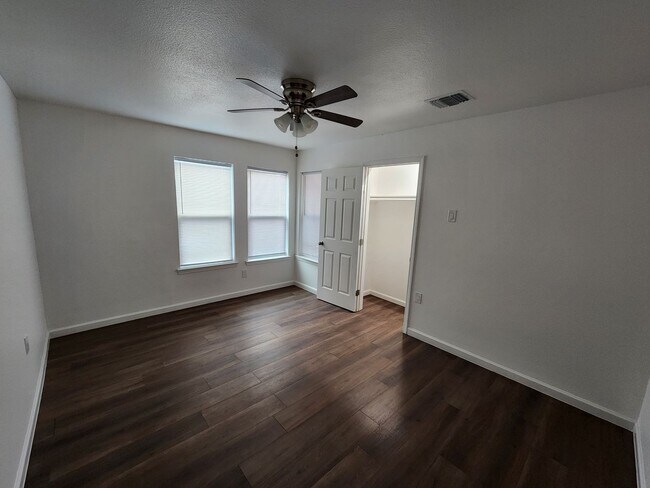 Building Photo - MODERN DECORATED HOUSE | 4 BEDROOM | 2 BATH | COVERED PATIO | CASITA WITH KITCHEN, BATH & LAUNDRY