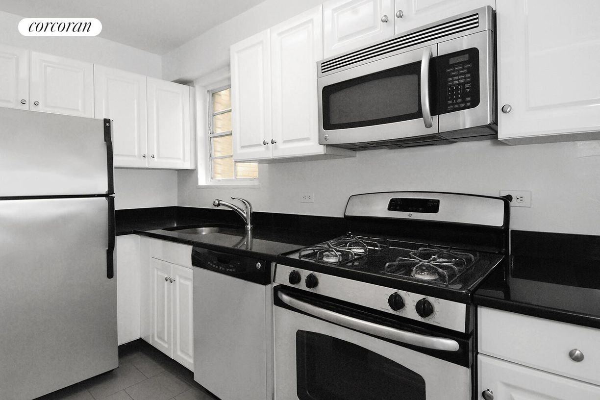 Building Photo - 230 E 79th St