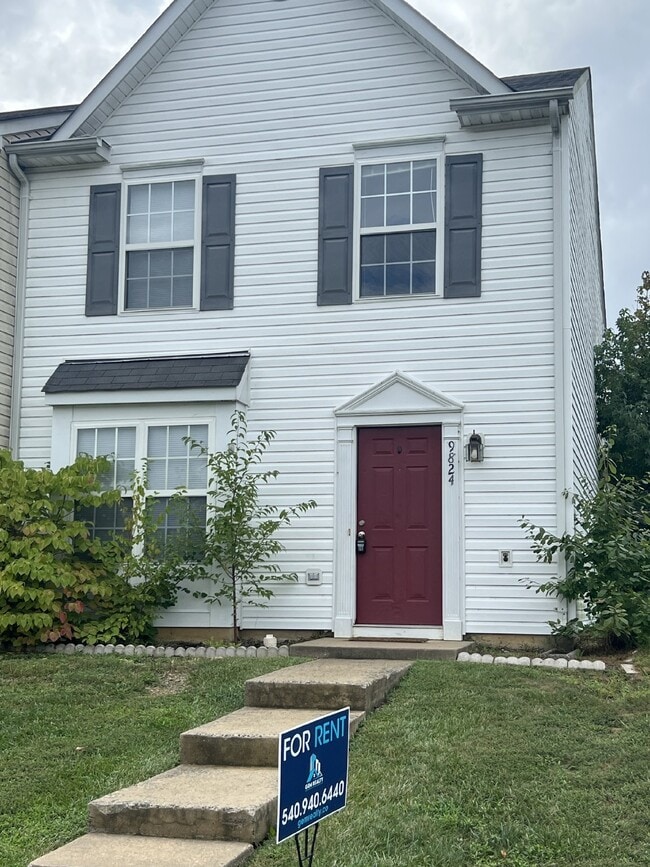 Primary Photo - Spacious End Unit Townhome - 3 Bedrooms & ...