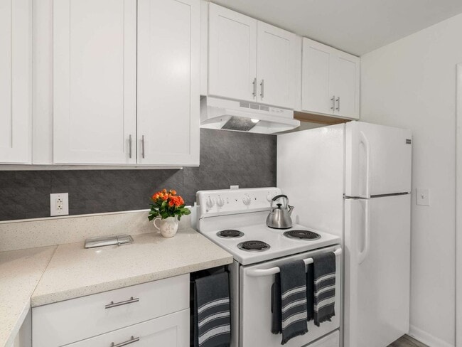 Building Photo - Awesome 2BE/1.5BA duplex in fantastic location in Nashville!