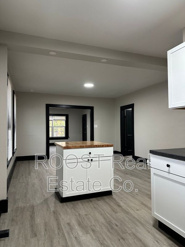 Building Photo - 98-100-100 N Hague Ave