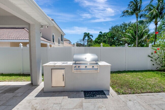 Building Photo - 1050 Delray Lakes Dr