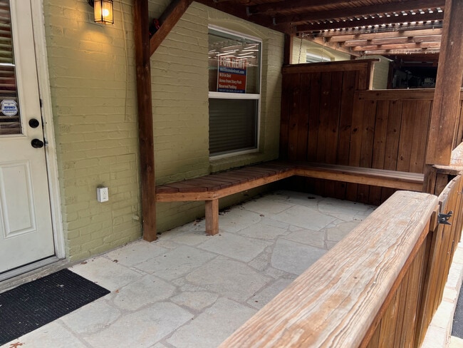 Building Photo - 1500 East Side Dr