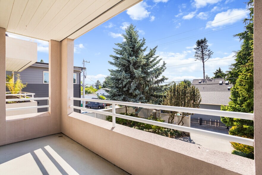 Building Photo - 6015 California Ave SW