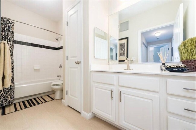 Building Photo - 903 Providence Pl