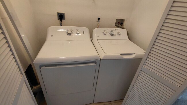 Building Photo - 3 Bedroom, 2 Bath Condo in Lakeside at Lak...