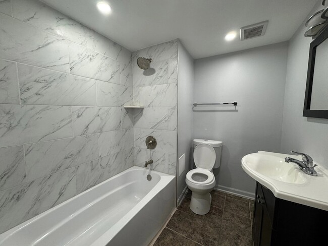 Building Photo - 1140 W Roscoe St